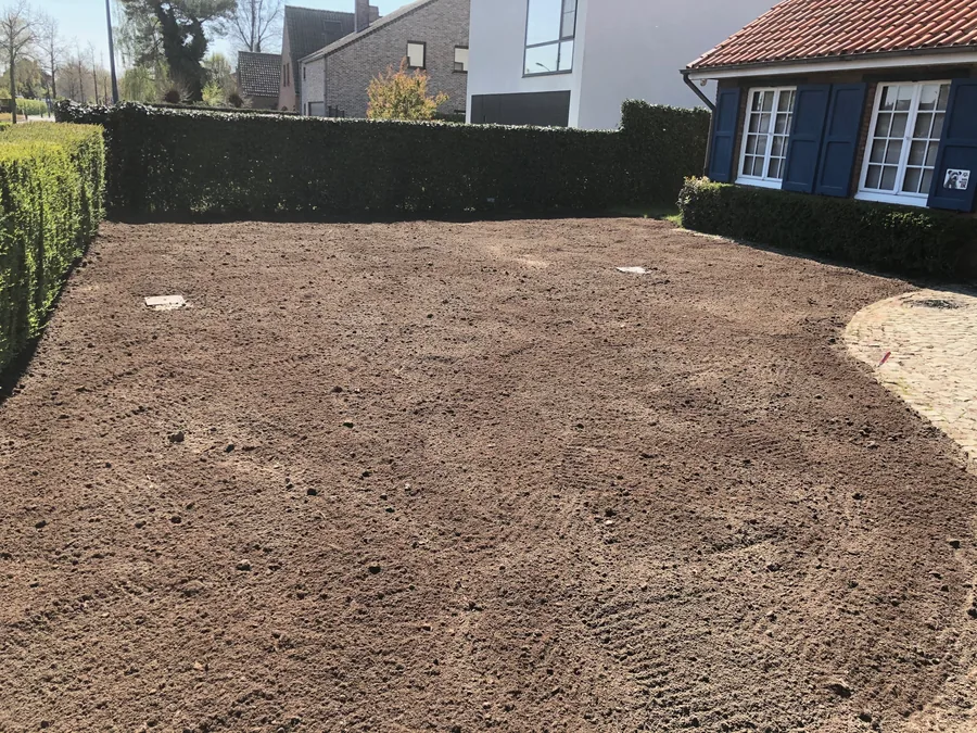 Voor: voortuin met kale grond