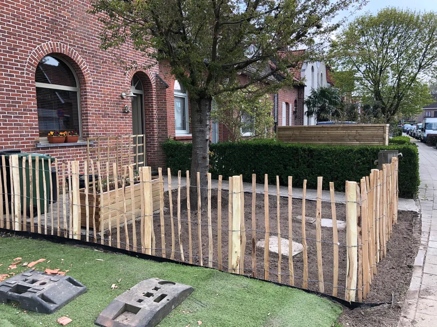 Voortuin met kastanjehouten omheining