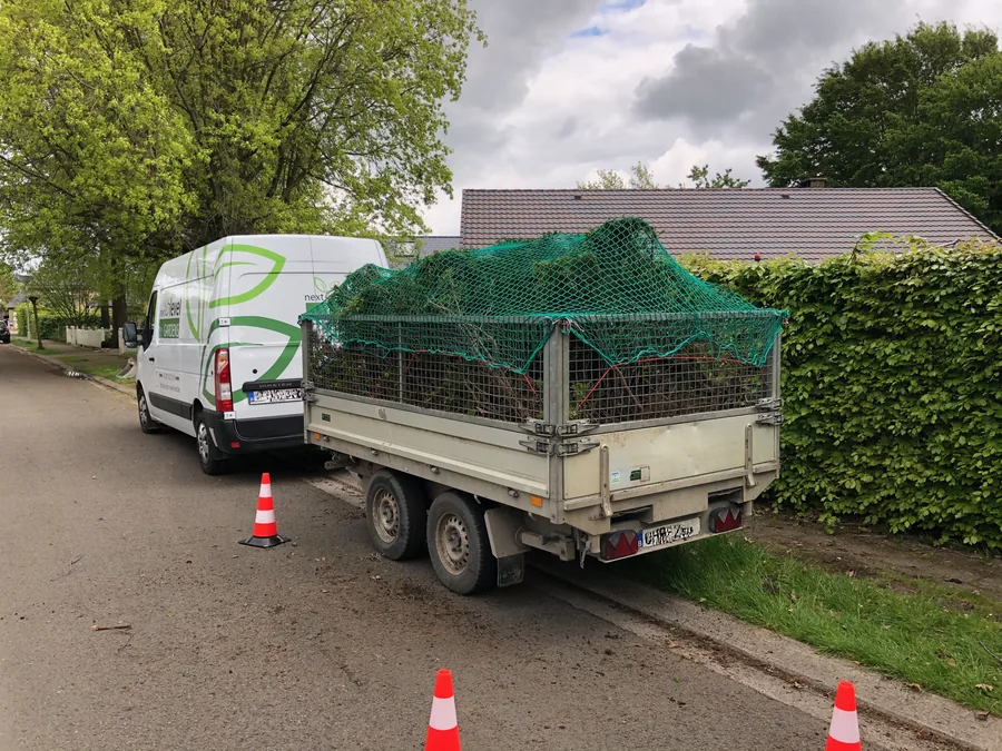 Bestelwagen en aanhangwagen met groenafval