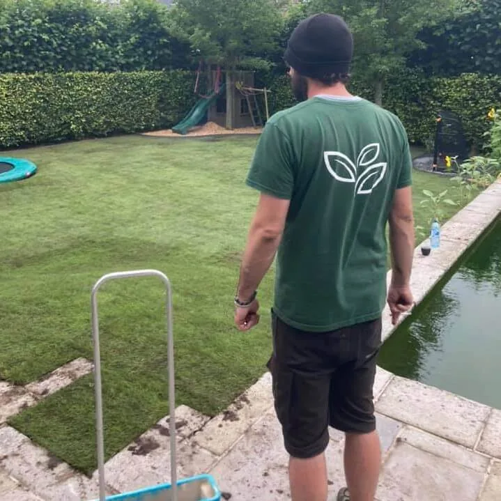 Wouter in de tuin
